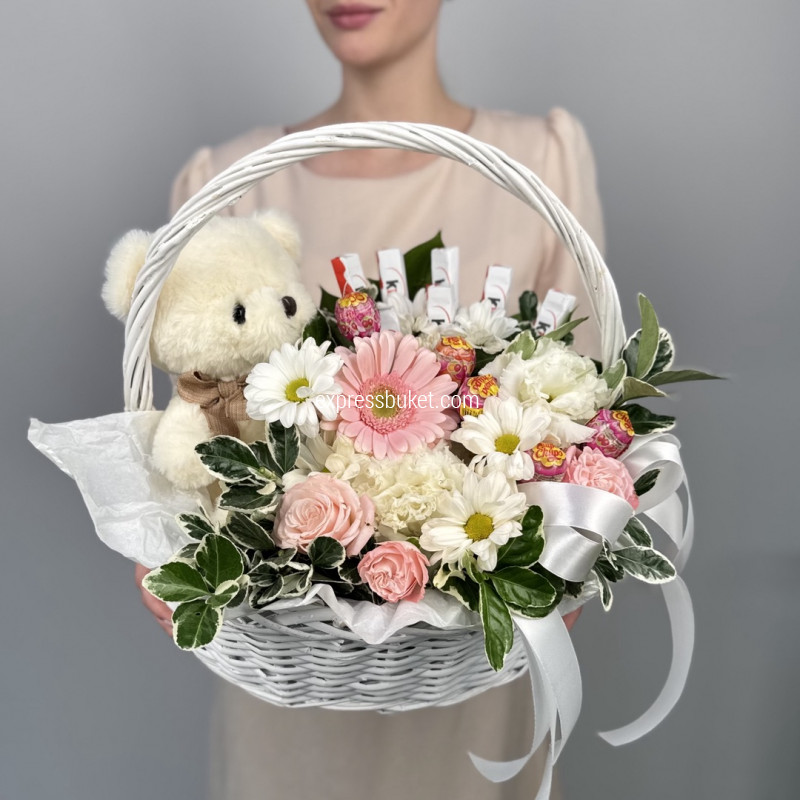 Корзина с игрушкой и цветами