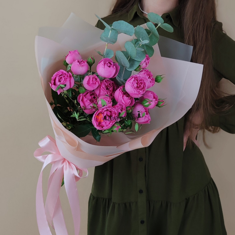 Букет с пионовидной розой и эвкалиптом