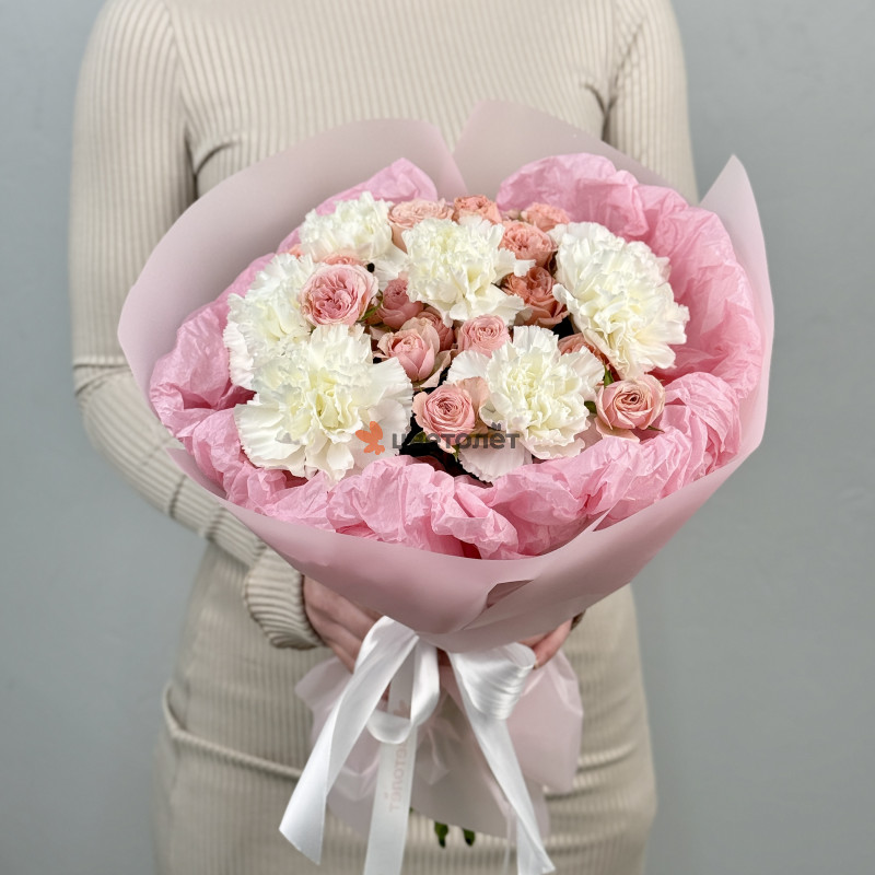 Нежный букет из розовых кустовых роз и диантусов