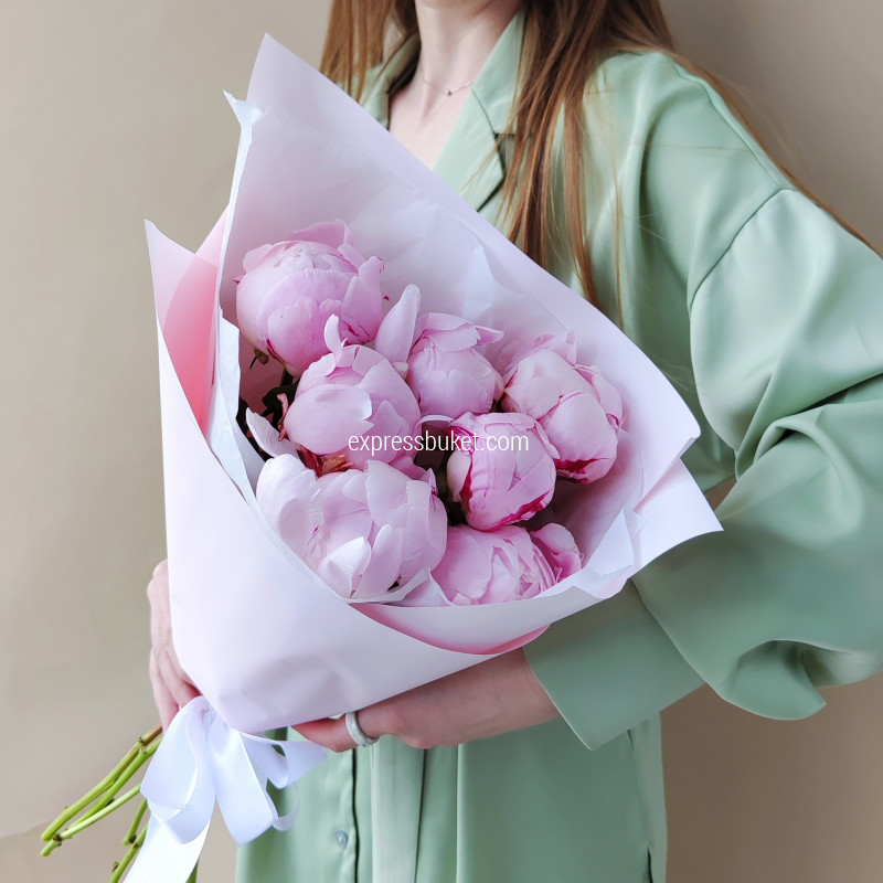 Букет из 7 розовых пионов