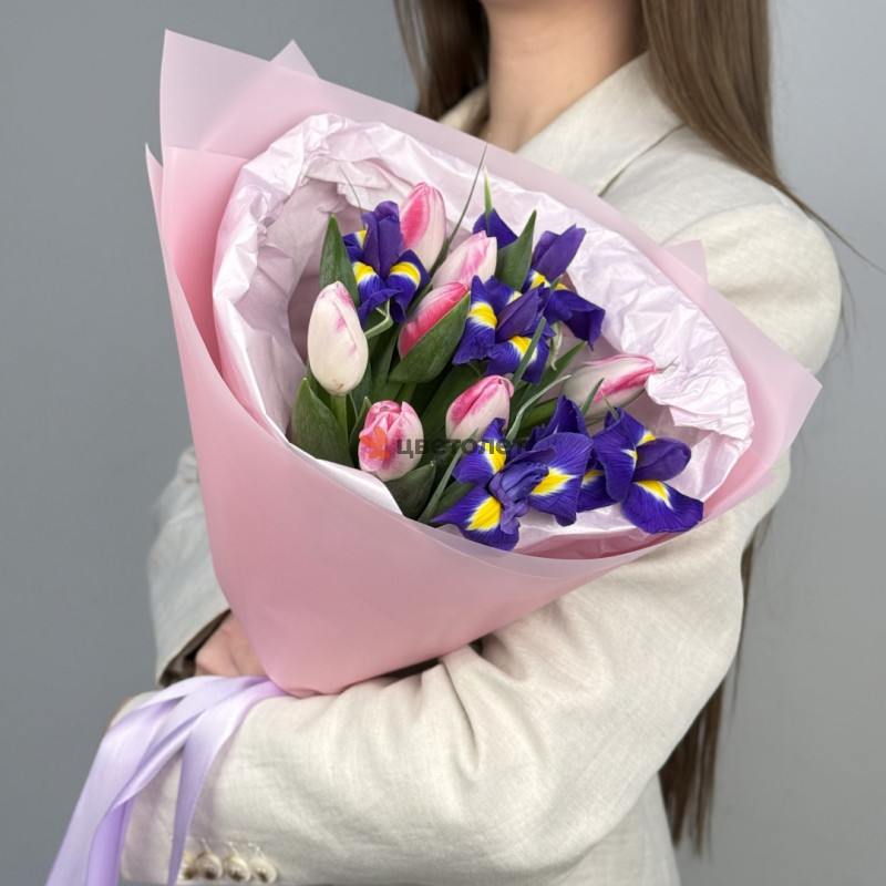 Букет с ирисами и тюльпанами "Весна"
